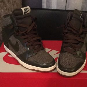 New Nike Woman’s Dunk Sky Hi Essential Size 7